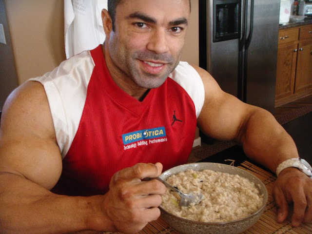 Eduardo Correa 2013 Eating Breakfast and Pre Workout Meal