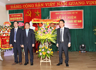 Công đoàn Xây dựng Việt Nam tặng hoa chúc mừng Bệnh viện