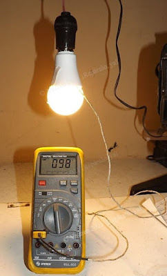 Temperatura alcanzada en una lampara LEd de 15W antes de la modificación: 98°C.