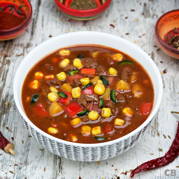 Recept: zo maak je zelf verse Mexicaanse tomatensoep met veel groenten en reepjes botermals stoofvlees