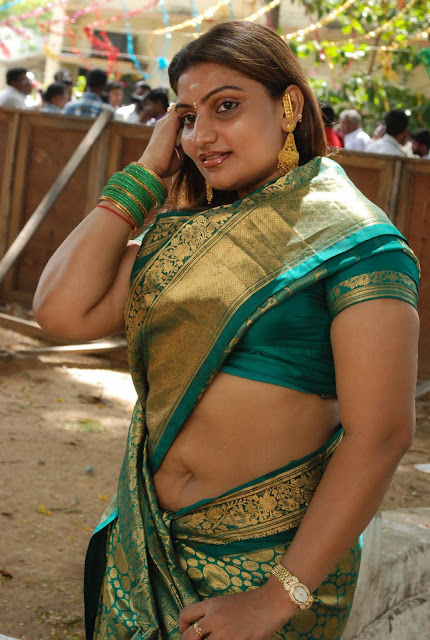 actress navel show pics