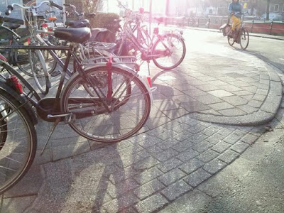 Fietsen op opritje bij school