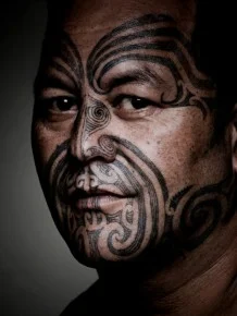 tatuaje tribal tradicional en la cara
