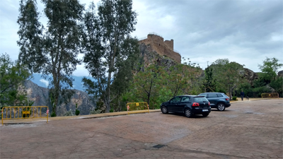 Aparcamiento en la base del castillo