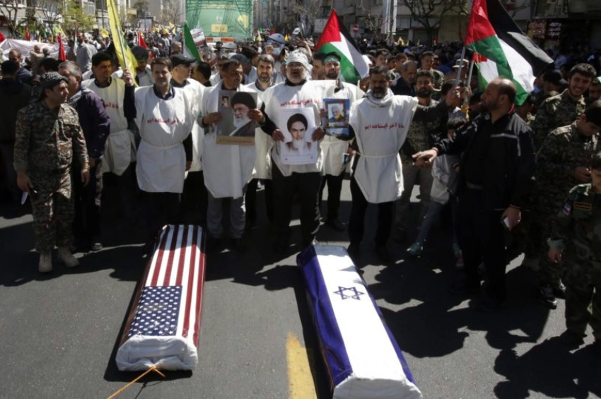 Iranianos arrastam dois caixões falsos com as bandeiras dos EUA e de Israel durante comício que marca o Dia de Al Quds em Teerã | Foto: EFE/EPA/ABEDIN TAHERKENAREH
