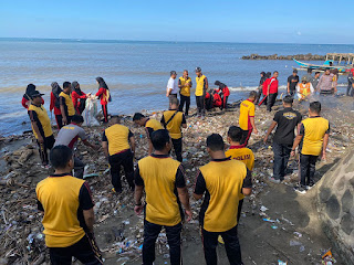 Rangkaian Hari Bhayangkara, Kapolres Bantaeng bersama Personelnya Gelar Pembersihan Sampah di Pantai
