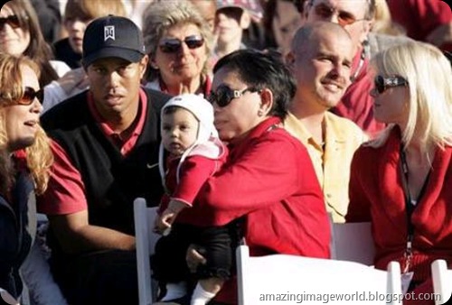Tiger Woods with his family001