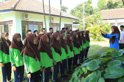 Bhabinkamtibmas Sendangsari latih SMPN 1 Pajangan Upacara Hari Kesaktian Pancasila Tahun 2016 Di Kec. Pajangan