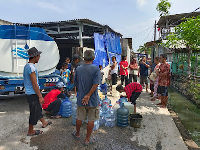 Warga Terdampak Banjir di Salembaran Jaya Kosambi Dapat Bantuan Air Bersih