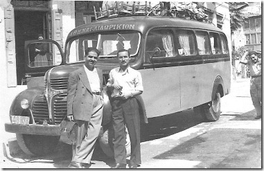 Tέλος δεκαετίας  του  1940 , το  καινούργιο DODGE , το  Νάϋλον όπως  το λέγαν , Βασ. Τσινταβής , Θ. Τσιώτας και  στο βάθος  δεξιά ο Κ.Χαρδαλούπας , χτενίζετει . Η στάση σγτν  Αράχωβα ήταν για