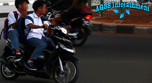  Akhir-akhir ini masih banyak anak-anak di bawah umur yang sudah menggunakan sepeda motor. Tapi, dari pandangan safety riding, anak-anak di bawah umur tidak disarankan mengendarai sepeda motor sendiri.