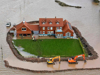 – "Então, se lá deu seca foi aquecimento global!"  – "Não, lá deu enchente".  – "Ta vendo eu não te falei que era aquecimento global?!!!"  Enchente na região de Somerset Levels, sudoeste da Inglaterra