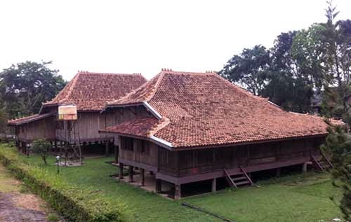 Rumah Adat Limas