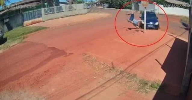 Motoqueiro sobrevivendo após acidente impressionante; assista