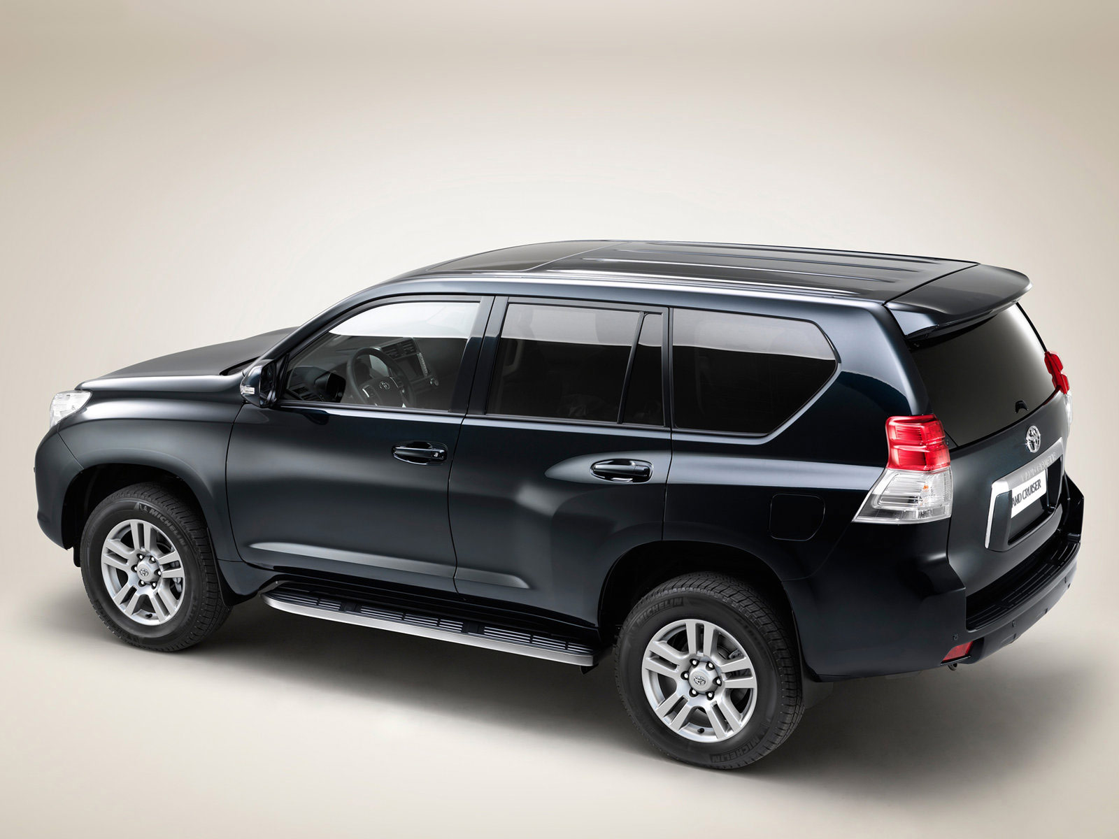 gambar mobil TOYOTA Land Cruiser 2010