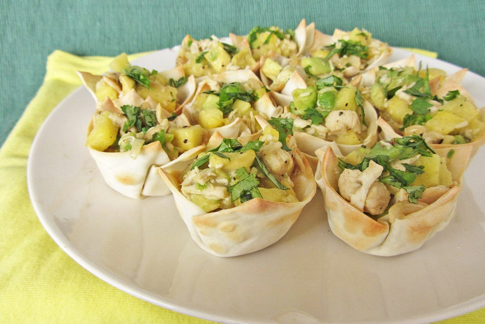 tropical chicken cups with pineapple and avocado