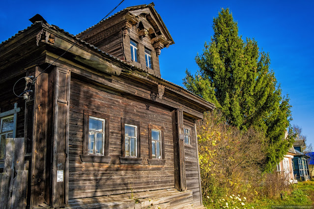 Старый деревянный деревенский дом