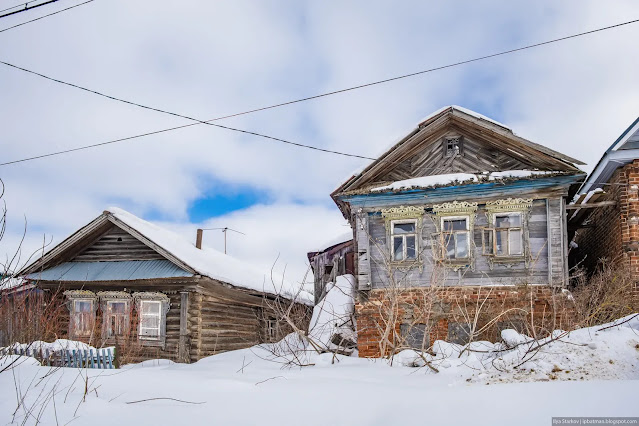 Полукаменный покинутый дом