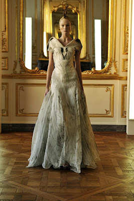 Alexander_McQueen_Fall2010@elreinodemariel.blogspot.com