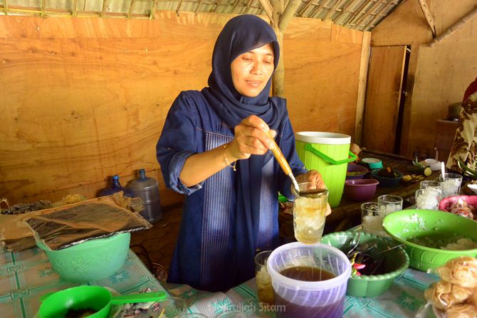 Penjual Es Siwalan sedang melayani pesanan