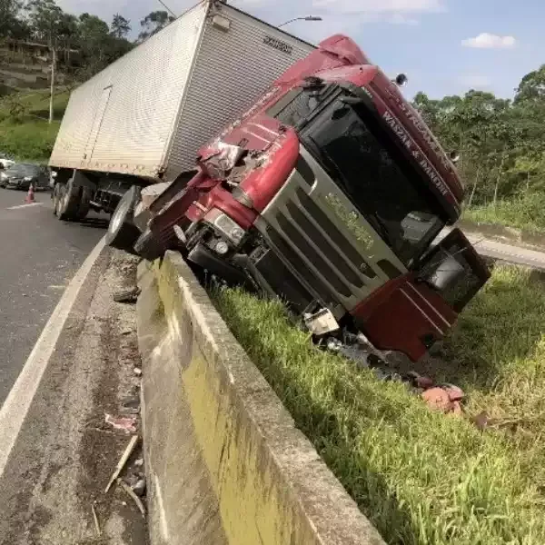 Carreta e Caminhão se envolvem num acidente na Régis Bittencourt em São Lourenço da Serra