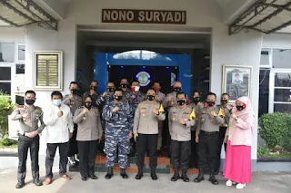 Kapolresta Cirebon Beri Kejutan Danlanal Cirebon HUT ke-75 TNI AL