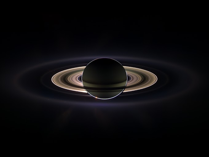 Imagem de Saturno e da Terra ao fundo