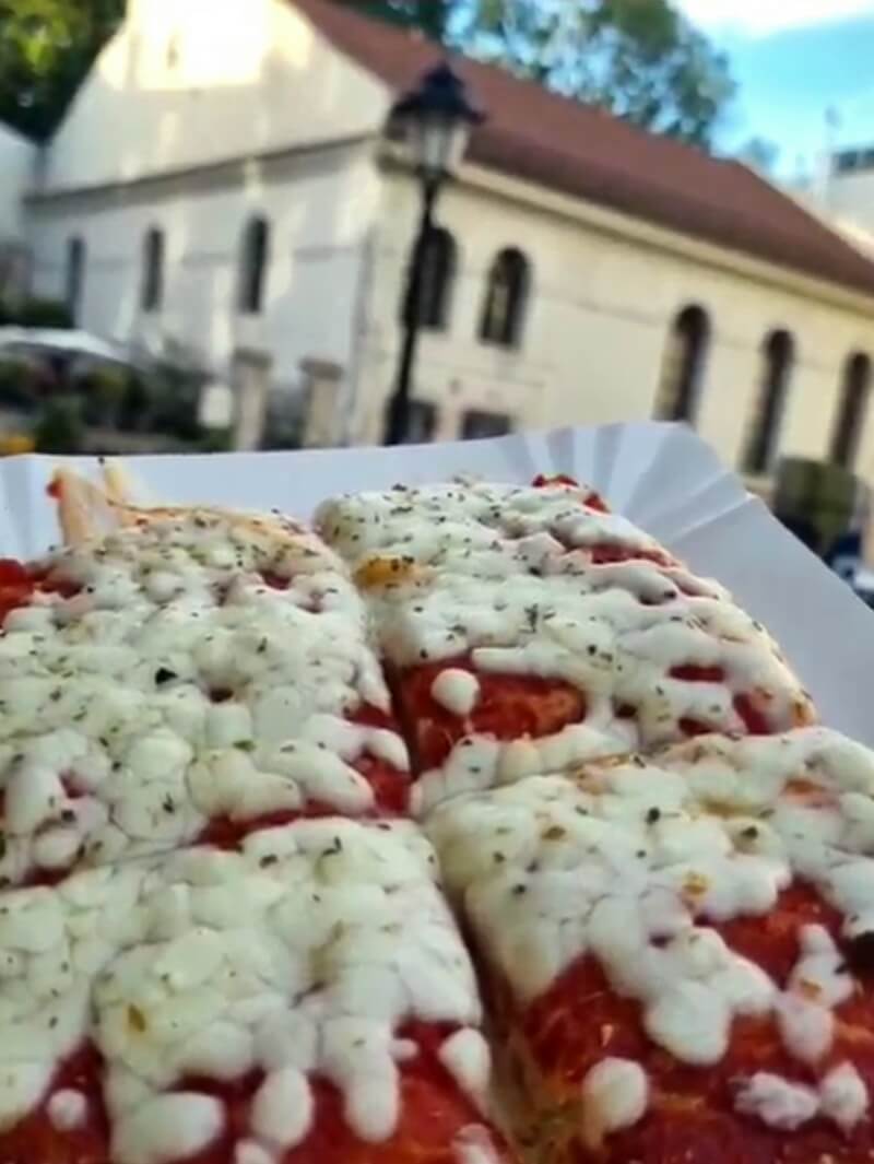 Pizza w Pizzeri Vicenti na tle budynków - Pizzeria Vicenti, nr 6 - ranking najlepsza pizza w Krakowie