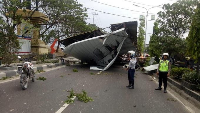 Papan Baliho Roboh, Satu Pengendara Luka