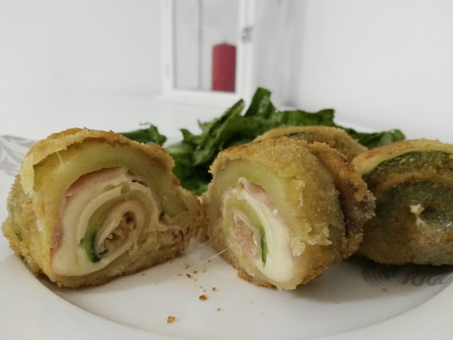 Cordon bleu aus Zucchini gerollt gefüllt mit Käse und Schinken