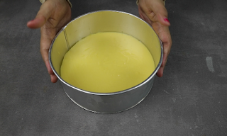 Gambar lapisan kue talam labu kuning siap di kukus