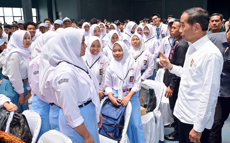 Presiden Jokowi Serahkan Bantuan PIP Bagi Siswa di Magelang