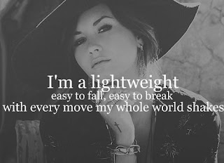 Demi Lovato-Lightweight (輕量級)歌詞翻譯