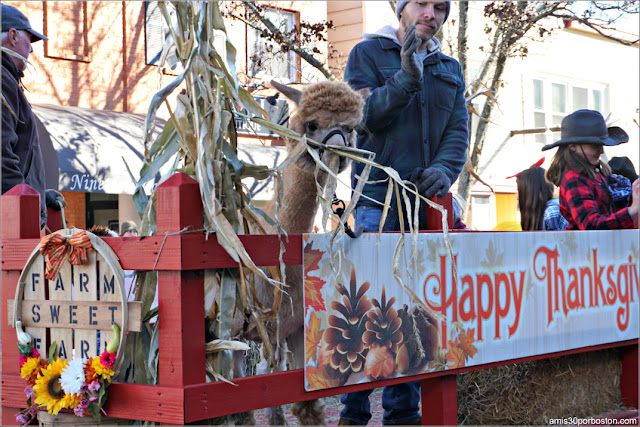 Carroza de Apoyo a los Agricultores en el Desfile de Acción de Gracias de Plymouth 