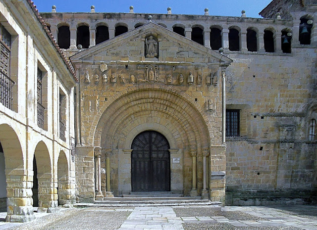 Portada de la Colegiata de Santa Juliana en Santillana del Mar