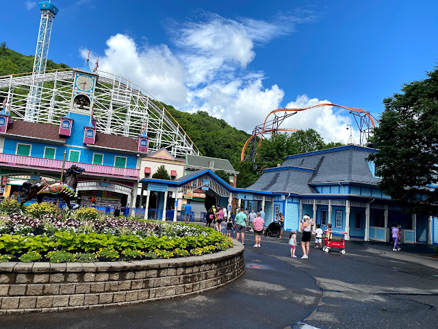 Lake Compounce Entrance Plaza