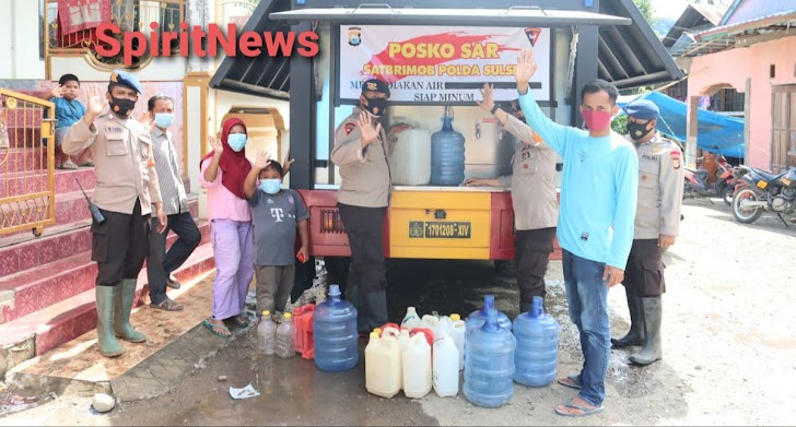 Satbrimob Polda Sulsel Salurkan Air Bersih dan Beri Keceriaan Kepada Pengungsi di Majene