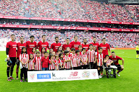 ATHLETIC CLUB DE BILBAO - Bilbao, Vizcaya, España - Temporada 2017-18 - Kepa Arrizabalaga, Íñigo Lekue, Mikel San José, Émeric Laporte, Raúl García, Markel Susaeta, MIkel Vesga, Mikel Balenziaga, Unai Núñez e Íñigo Córdoba; Aritz Aduriz. ATHLETIC CLUB DE BILBAO 1 (Mikel Vesga) SEVILLA F. C.0. 14/10/2017. Campeonato de Liga de 1ª División, jornada 8. Bilbao, Vizcaya, estadio de San Mamés.