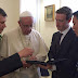 Zuckerberg regala al papa Francisco el modelo de un dron que dará Internet a los pobres