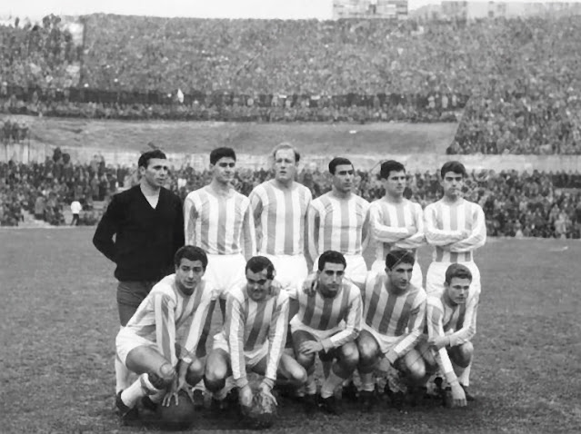 REAL VALLADOLID DEPORTIVO. Temporada 1962-63. Zumalabe, García Verdugo, Pini, Pinto, Ramírez, Sanchís. Aramendi, Endériz, Morollón, Rodilla y Molina. CLUB ATLÉTICO DE MADRID 5 REAL VALLADOLID DEPORTIVO 2 Domingo 30/12/1962, 16:30 horas. Campeonato de Liga de 1ª División, jornada 14. Madrid, estadio Metropolitano. GOLES: ⚽1-0: 2’, Chuzo. ⚽1-1: 8’, Rodilla. ⚽1-2: 19’, Rodilla. ⚽2-2: 51’, Ramiro. ⚽3-2: 63’, Adelardo. ⚽4-2: 73’, Adelardo. ⚽5-2: 75’, Chuzo.