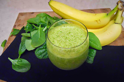 Combat fluid retention and lose weight with these banana smoothies Spinach Strawberry Milkshake fat-burning Recipe in english