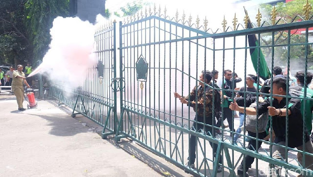 Demo Rupiah Anjlok di Jateng Rusuh, Pagar Kantor DPRD Rusak