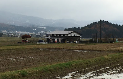 田んぼの中にある食事処・鹿小屋