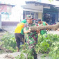 Cegah Bahaya Pohon Tumbang, TNI Bersama OPD Pemkot Surakarta Pangkas Ranting Pohon