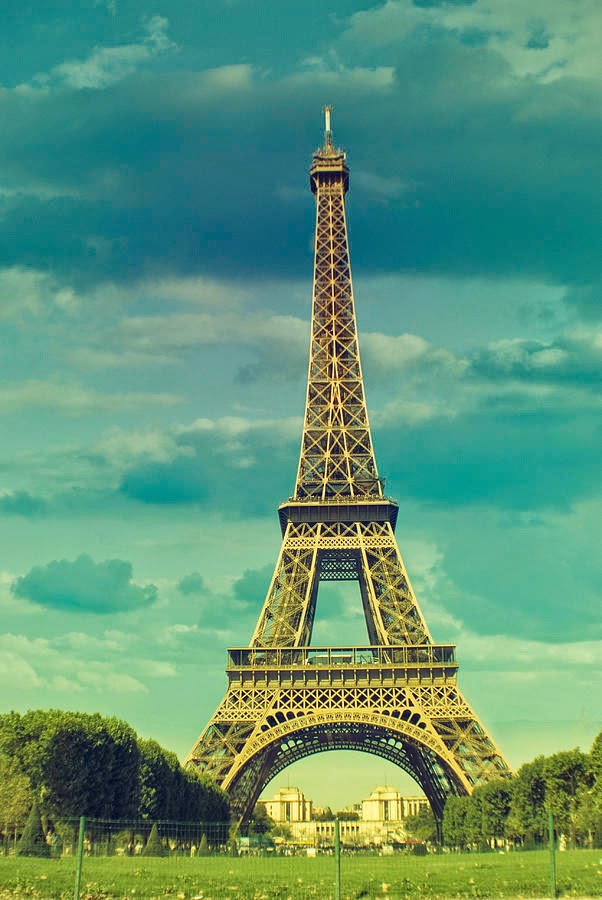 World Tourist Places: Eiffel Tower Beautiful Pictures - Top Tourist