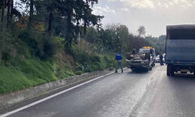 Σοβαρό τροχαίο με ανατροπή οχήματος στον δρόμο Ριζόμυλος – Κορώνη στη Μεσσηνία