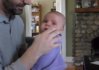  Βρήκε τρόπο να σταματήσει το κλάμα του μωρού! – Δείτε το ξεκαρδιστικό βίντεο!