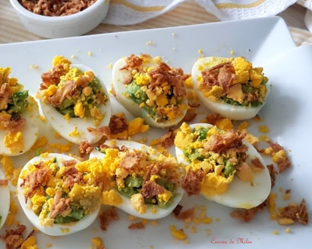 Huevos rellenos de guacamole y cebolla crujiente