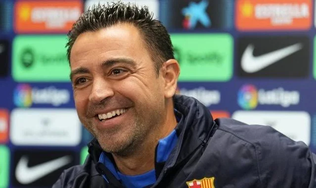 Le FC Barcelone se prépare à affronter le Paris Saint-Germain mercredi soir au Parc des Princes lors du quart de finale aller de la Ligue des champions. Xavi, l'entraîneur du Barça, a concocté un plan de bataille audacieux pour tenter de prendre le meilleur sur les champions de France.  Après plusieurs années d'échecs en Ligue des champions, le FC Barcelone rêve de soulever à nouveau la coupe aux grandes oreilles. Mais pour y parvenir, les Catalans devront d'abord franchir l'obstacle du Paris Saint-Germain.  Contrairement aux attentes, Xavi ne compte pas verrouiller son équipe face à l'attaque parisienne. Il a décidé d'aligner un onze offensif avec Robert Lewandowski en pointe, soutenu par Lamine Yamal à droite et Raphinha à gauche.  Le choix de Raphinha est surprenant car ce n'est pas sa position préférentielle. Cependant, il a la confiance de Xavi et a déjà joué à ce poste face à Naples et Las Palmas. João Félix et Ferran Torres, qui étaient pressentis pour être titulaires, devront se contenter d'un rôle de remplaçant.  Yamal et Raphinha auront un rôle important à jouer dans le plan de Xavi. Ils devront non seulement attaquer fort, mais aussi participer au pressing défensif pour contrer les offensives parisiennes.  Ilkay Gündogan sera le métronome du Barça au milieu de terrain. Il sera épaulé par Sergi Roberto et Andreas Christensen pour solidifier l'entrejeu.  La défense du Barça sera composée de Jules Koundé, Ronald Araujo, Pau Cubarsi et João Cancelo. Iñigo Martínez est pressenti pour entrer en cours de jeu si besoin.  Selon Sport, Xavi a un plan bien défini pour le match contre le PSG. Il reste à savoir s'il le modifiera au dernier moment en fonction des circonstances.  Le match entre le Barça et le PSG promet d'être palpitant. Le plan audacieux de Xavi pourrait être la clé du succès pour les Catalans.