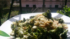 Fideos de arroz con habas, brocoli y aroma de alcachofas.